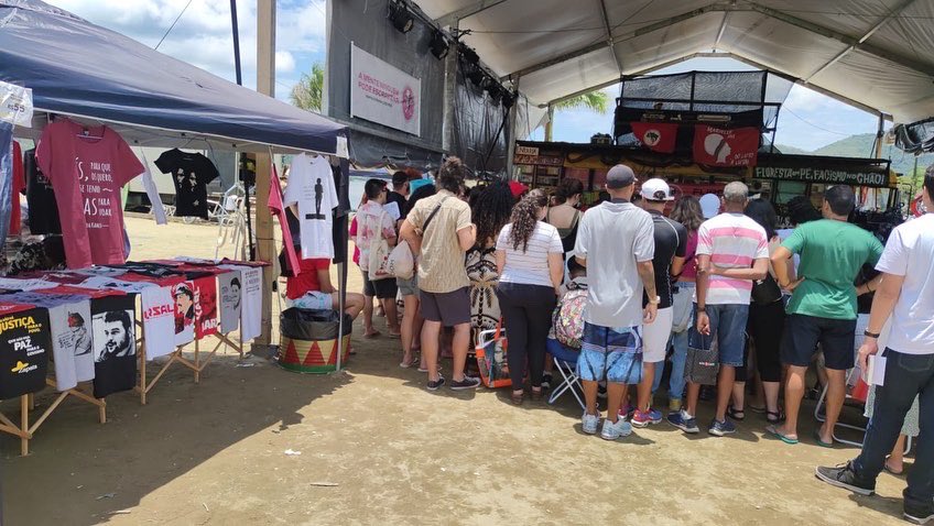 VesteEsquerda's tweet photo. Já estamos por aqui, na margem esquerda do rio Perequê-Açu, entrincheirados no ônibus-livraria da @rizomalivros
Chega junto na tripulação da maior festa pirata literária do planeta!! @FlipeiOficial
.
.
.
#VesteEsquerda #Flipei #Flipei2022 https://t.co/RUOnXZK7Ri