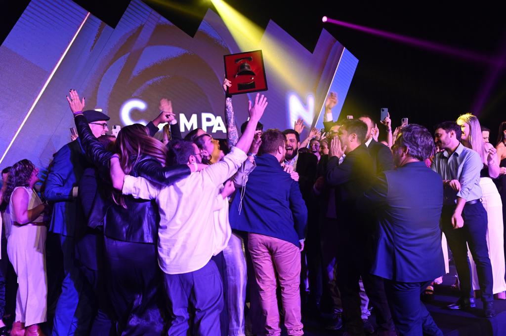 PublicisImpetu's tweet photo. 🔔¡Nuevamente somos la Agencia del Año en la Campana de Oro!🔔

Cerramos un gran 2022 de mucho trabajo, pero muy felices de nuestro gran equipo y de todos nuestros clientes💪🏻❤️
¡Una noche increíble! 🏆

#LaLocuraEsTotal https://t.co/dG9qSmvkR6