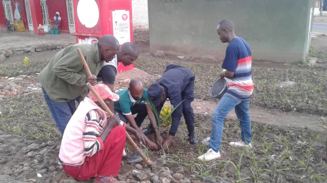 BugaramaS's tweet photo. Muri #Campaign ya @BugaramaS #Icyeye #Itekanye&amp; #Ikungahaye, Abaturage,Abayobozi &amp;Inzego z'Umutekano (RDF,RNP&amp;DASSO)twateye imikindo 653 hirya no hino mu mujyi. ES @nsengivet12 yakanguriye abaturage gukomeza kwita ku Isuku n'Umutekano @DrKibiriga @HabitegekoFran1 @RwandaLocalGov https://t.co/AgAQjoWaJs