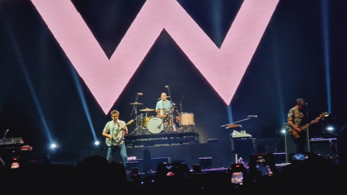 wijayal's tweet photo. Weezer kereeen https://t.co/quuOMS0rvz