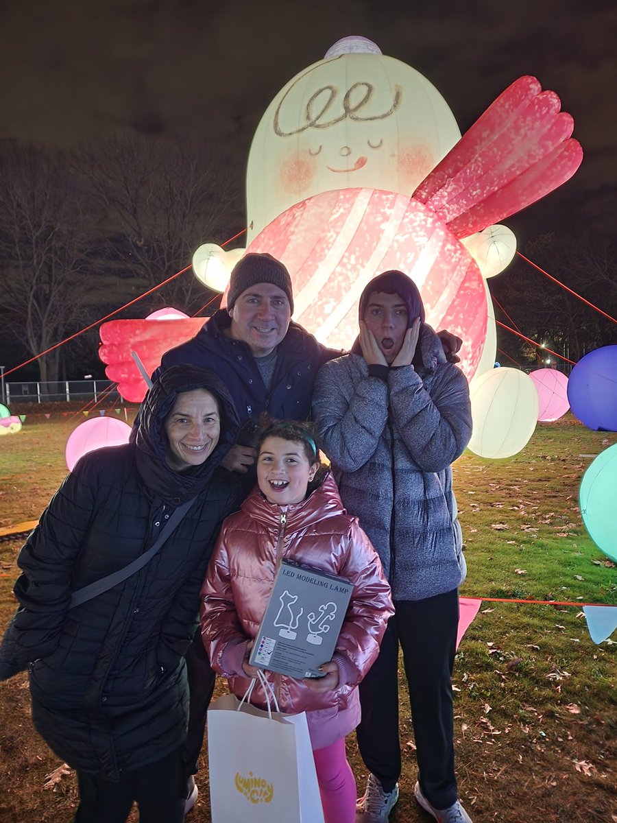 NYCDadsGroup's tweet photo. Light 💡 up the night. Craving an awesome outdoor experience for the family?

Venture to Eisenhower Park on Long Island to immerse in @LuminocityFest.

Pure Magic: an expansive display of art and light sculptures that heightens the senses bringing excitement 
#LuminoCityFestival https://t.co/dV8lD162gd