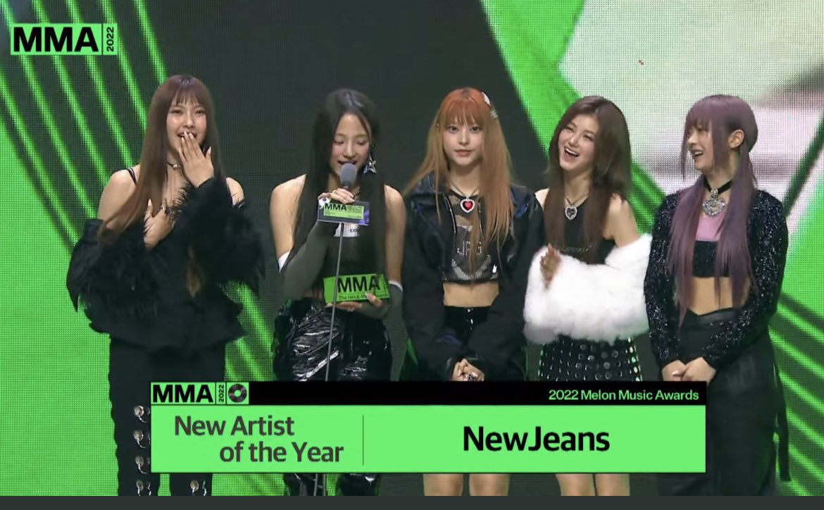 #NewJeansAtMMA - well deserved girls 🙏🏻 <a href="/NewJeans_ADOR/">NewJeans</a> <a href="/melon/">Melon 멜론</a> music awards - New Artist of the Year