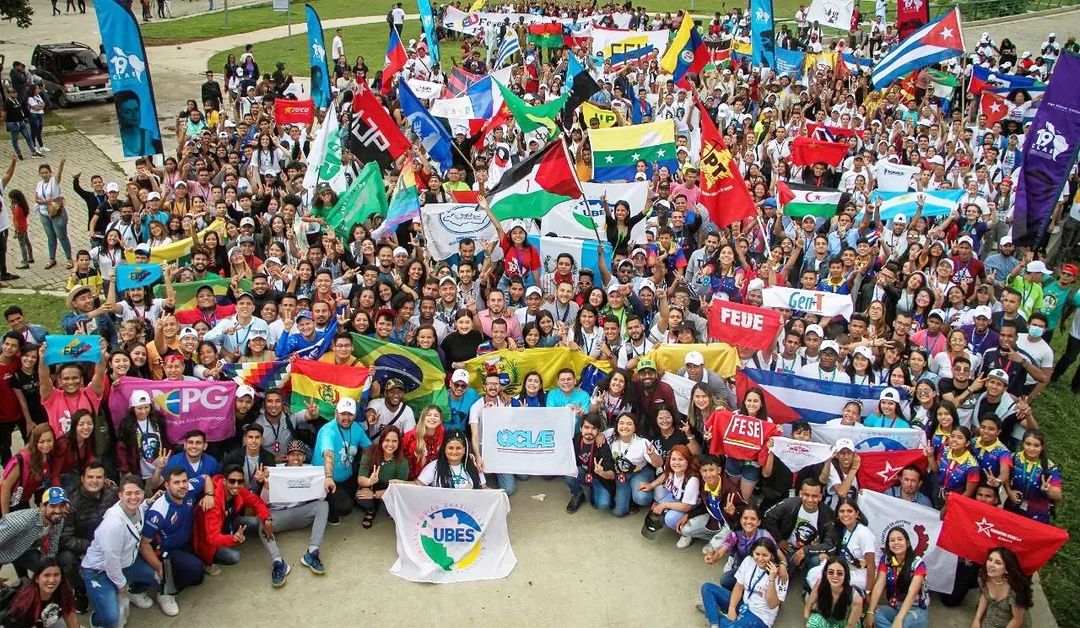 OCLAEOficial58's tweet photo. ¡De la RESISTENCIA a la REVOLUCIÓN, otra AMÉRICA es posible! ✊🏽🎊🚩
📸 Foto Oficial de Clausura del 19° Congreso Latinoamericano y Caribeño de Estudiantes, Venezuela 2022. 🇻🇪
#UnidosYEnResistencia #19CLAE #PazDiálogoYUnión #OtraAméricaSiEsPosible https://t.co/uwelfY0031