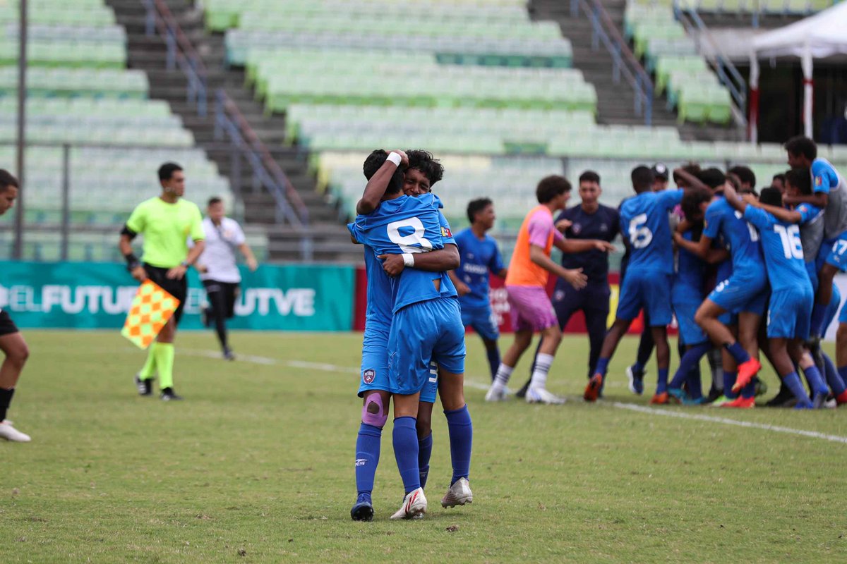 LigaFUTVEJunior's tweet photo. ¡Grítalo campeón! 🏆⚽️🇻🇪

Así celebró @PetareCantera, tras una sufrida tanda de penales.

¡Felicidades bicolor!

#ElFuturoDelFUTVE ⭐️ https://t.co/jtV1kRYtaB