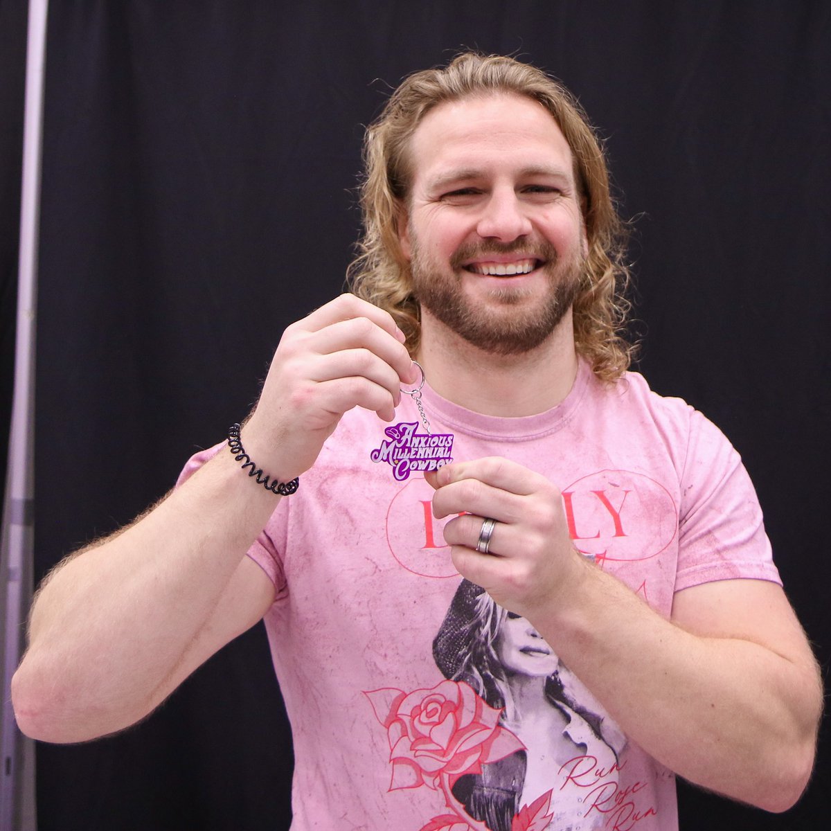 MikKnacks's tweet photo. Safe to say he loved his keychain 😭😭😭 #WrestleCade https://t.co/VvNT9VApX3