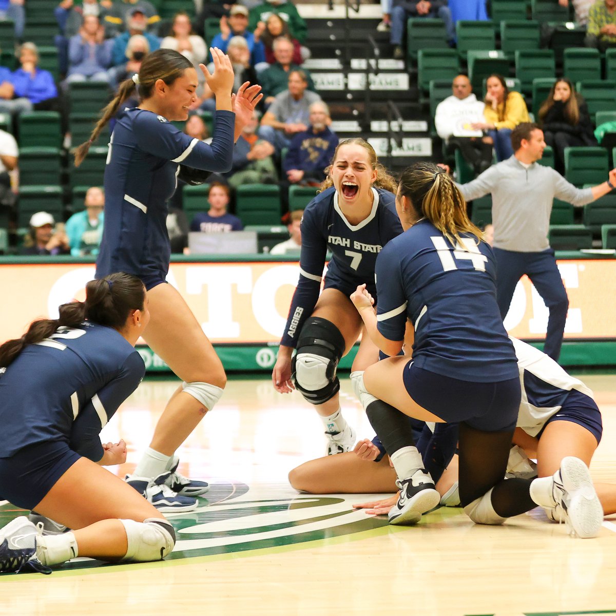 USUVolleyball's tweet photo. The moment ALL the hard work paid off! https://t.co/HifxqgnXT5