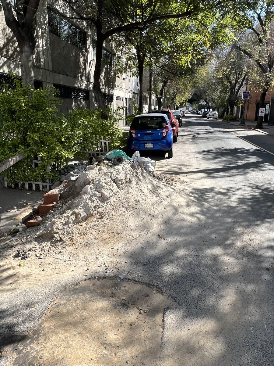GermanGabeiras's tweet photo. @BJAlcaldia lleva más de 5 meses una obra inconclusa (calle presidentes desde Trípoli hasta Tokio) Además dejaron cascajo, arena y grava estorbando el flujo vial y peatonal. Ya vengan a terminar y limpiar! https://t.co/68zEvJeONp