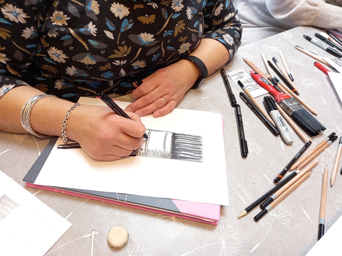 DaisyCroftCraft's tweet photo. 🎨🖼Beginner Adult Art Classes @Daisy Croft Crafts 
Supportive step by step sessions exploring a range of art techniques. 
Yesterday we honed our pencil shading skills and explored the diversity of pen marks, then finally used gutta to outline a motiff.
#getinvolved 
#adultclass https://t.co/MqJvEQZFfi