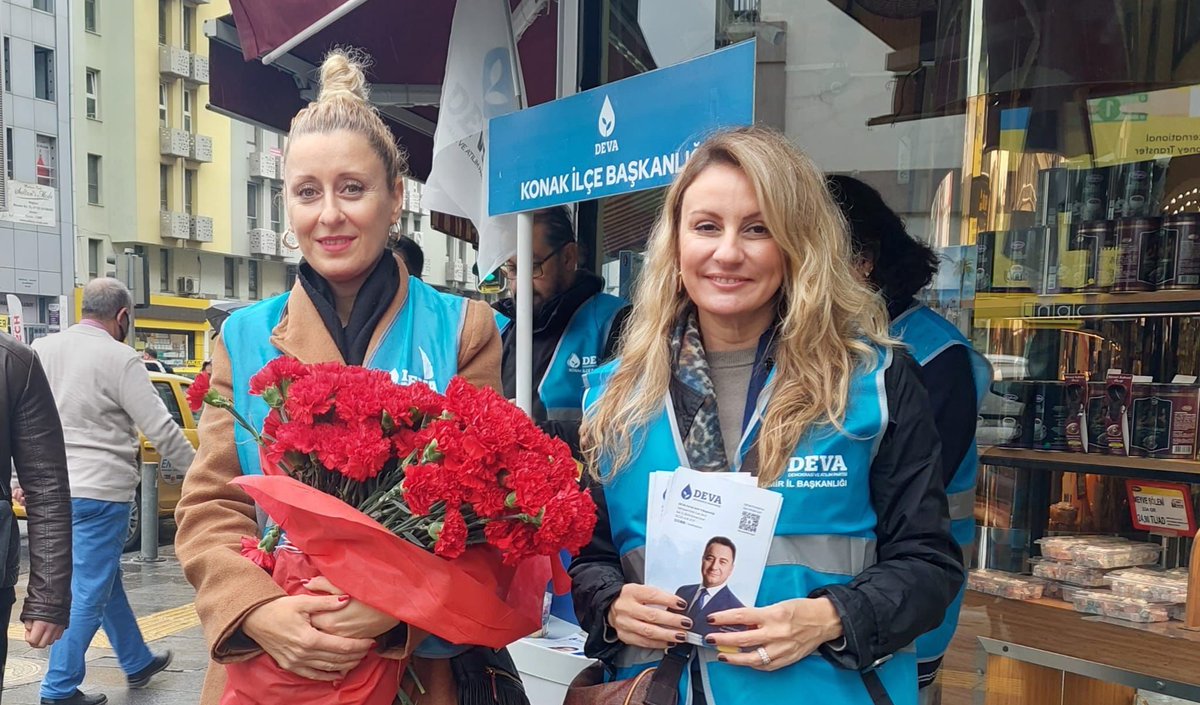 konaktadeva's tweet photo. DEVA Partisi Konak İlçe Teşkilatı, İl Başkanımız Seda Kaya Ösen ve İl Kadın Politikaları eşliğinde İzmir Çankaya Meydanı'nda halkımızla beraberdik.
#deva #devapartisi #devaizmir #izmirdedeva #devakonak #konaktadeva #alibabacan https://t.co/2JKnX9ADhq