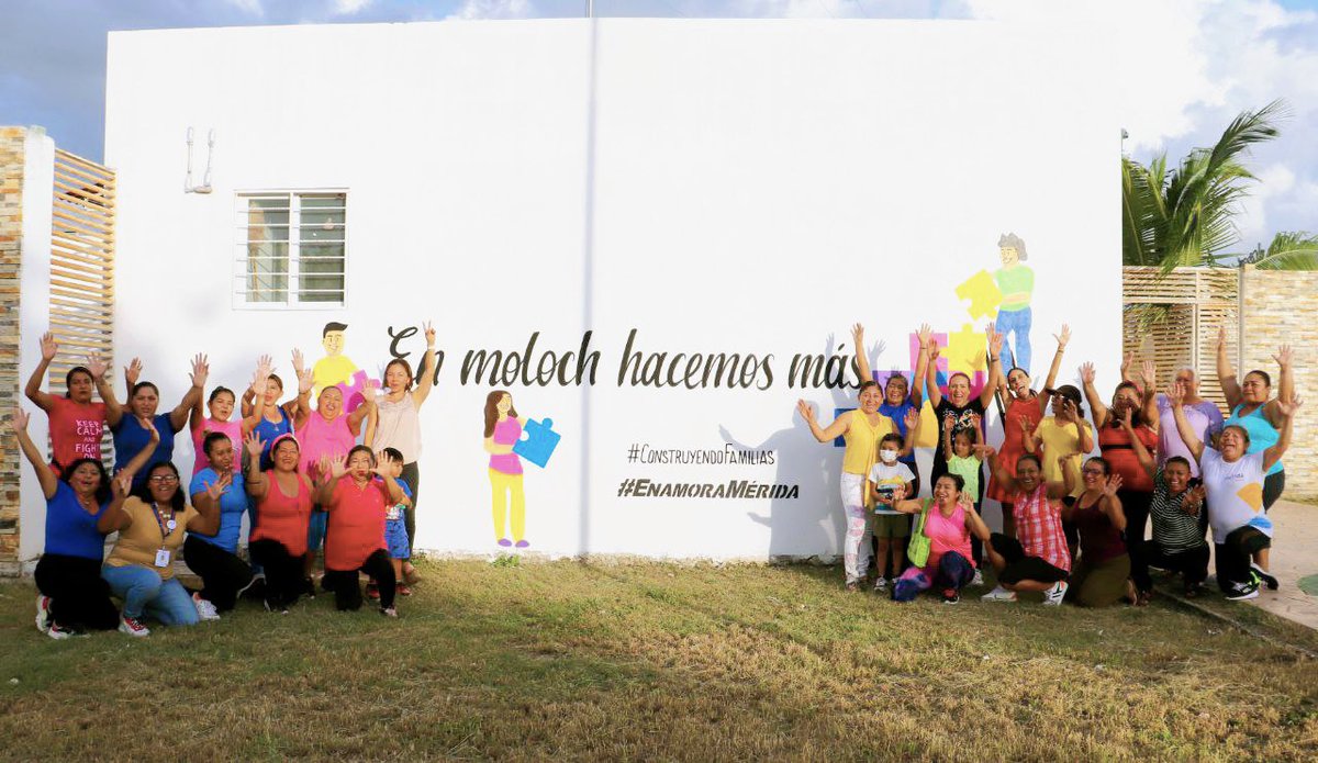 Enamora_Merida's tweet photo. ¡En moloch hacemos más!🎨😍

 El día de ayer Diana Castillo presidenta del @DIF_Merida  y Montserrat Pastrana  inaugurarón el mural con las beneficiarias del programa #ConstruyendoFamilias que se encuentra en el Centro de Desarrollo Integral: El Roble Agrícola. https://t.co/4AImY6uuzs