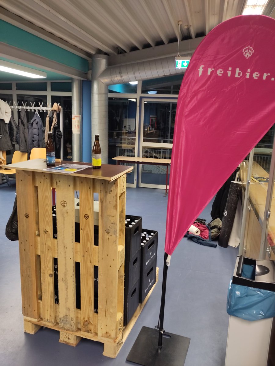 FreibierC's tweet photo. Dürfen wir vorstellen: unser Pop-up-Stand. Passt mit 8 Kisten auf den Fahrradanhänger. Heute sind wir bei den Donau Volleys. https://t.co/kfZq2yB3Uz
