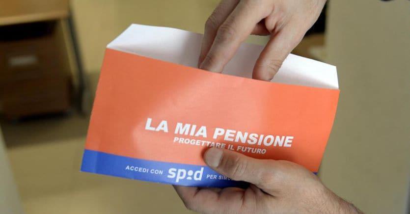 sole24ore's tweet photo. Pensioni, superbonus per chi resta al lavoro ma l’assegno previdenziale resta leggero per sempre https://t.co/s6DqnyULFK https://t.co/bPeNDypqGW