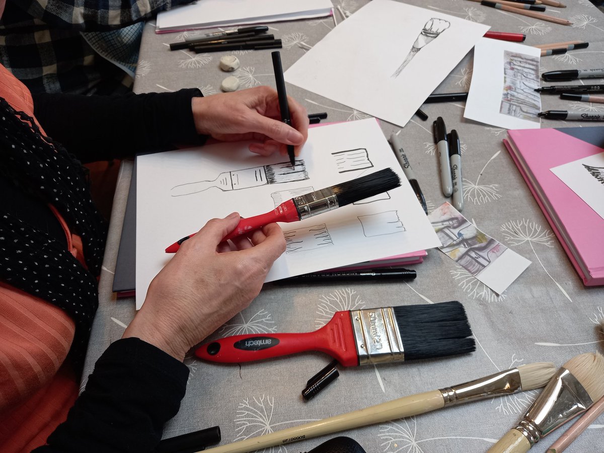 DaisyCroftCraft's tweet photo. 🎨🖼Beginner Adult Art Classes @Daisy Croft Crafts 
Supportive step by step sessions exploring a range of art techniques. 
Yesterday we honed our pencil shading skills and explored the diversity of pen marks, then finally used gutta to outline a motiff.
#getinvolved 
#adultclass https://t.co/MqJvEQZFfi