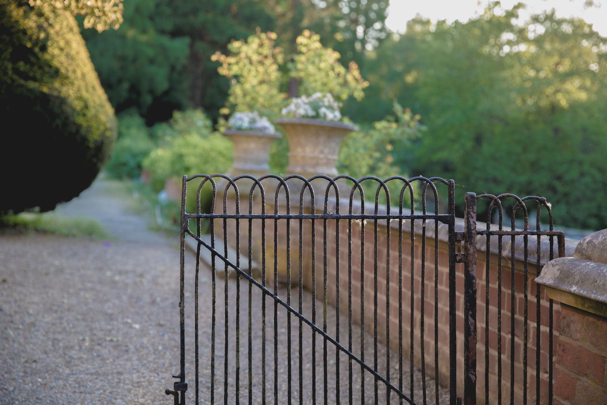 grimsdyke_hotel's tweet photo. You’ll always receive a warm welcome at the Grim’s Dyke✨Come and explore our beautiful gardens, enjoy a cocktail in The Library Bar followed by a sumptuous dinner carefully prepared by our executive chefs ✨
#countryhousehotel #escapetothecountry #londonescape https://t.co/ReG1XMfz5a