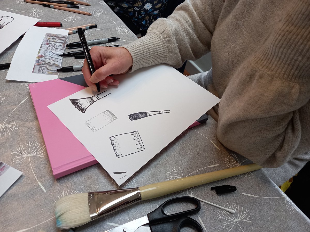 DaisyCroftCraft's tweet photo. 🎨🖼Beginner Adult Art Classes @Daisy Croft Crafts 
Supportive step by step sessions exploring a range of art techniques. 
Yesterday we honed our pencil shading skills and explored the diversity of pen marks, then finally used gutta to outline a motiff.
#getinvolved 
#adultclass https://t.co/MqJvEQZFfi