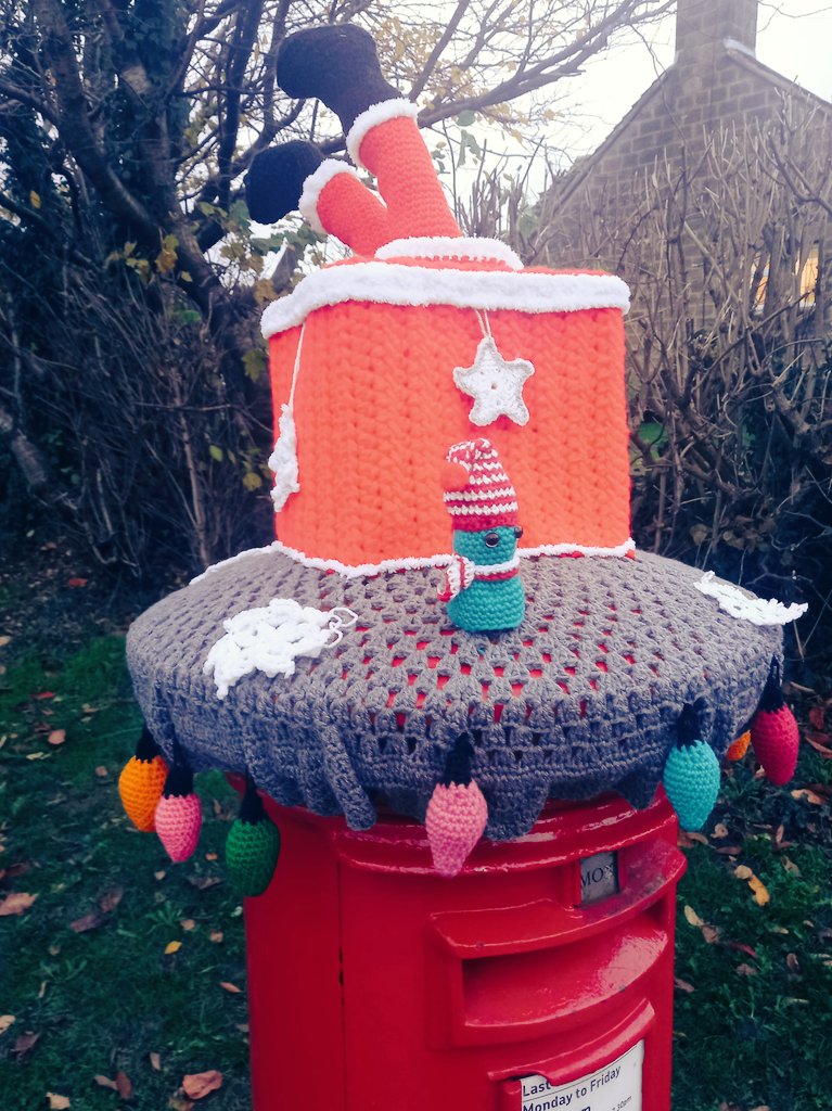 DaisyCroftCraft's tweet photo. Here's a little something to get you in the festive mood! ✨️🌲🌟🎆☃️
Absolutely LOVE ❤️ 😍 ❤️ this postbox topper created by Suzy Challoner and Debbie Mcdowell as part of the 'Yarns Well Spun' Christmas Decorations. 🌲✨️
#christmasinguiseley 
#communitycrafting 
#postboxtop https://t.co/B4FtIgRz1z