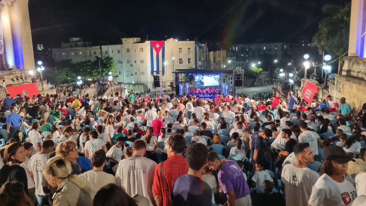 Nuestros jóvenes de <a href="/ISRICuba/">ISRI Cuba</a> y <a href="/CubaMINREX/">Cancillería de Cuba</a>, junto a la juventud capitalina, rindieron homenaje al Comandante en Jefe en la histórica Escalinata de la Universidad de La Habana.

Fidel se multiplica y vive en la juventud cubana.

Fieles a #FidelPorSiempre