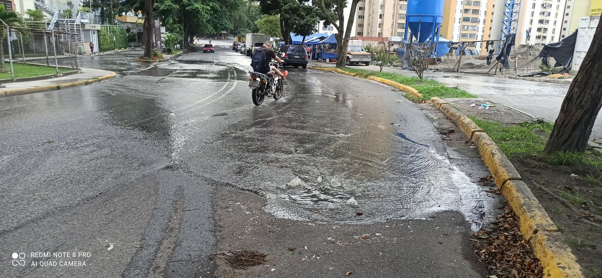 dj_cesar's tweet photo. Esto corre por toda la calle, y a la derecha se observa donde ubican los mercados de hortalizas los fines de semana. Y verán a todas las personas, saltando charcos de aguas negras.
Esto tiene años.
No parece existir #ConsejoComunal , ni #Alcaldia @FaroComunitario https://t.co/dyIMPXjIag