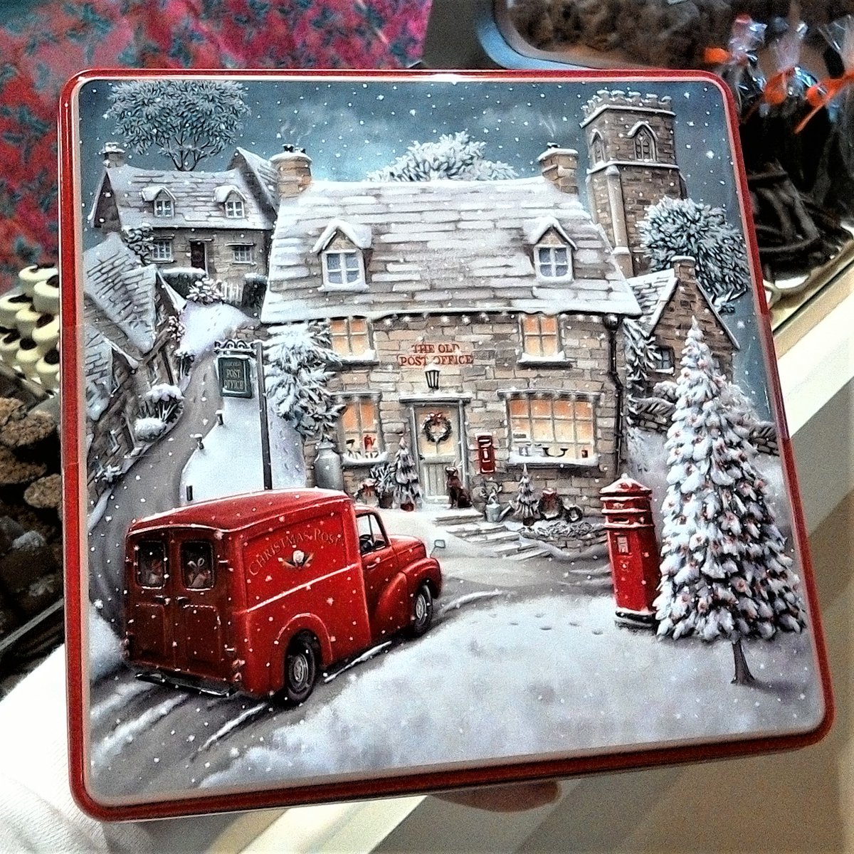 SweetMomentsUK's tweet photo. Beautiful tin . . . and there's lovely shortbread inside too 😍
#snowscene #shortbread #sweetmomentsuk #seaford #eastsussex #mailvan #postbox #winterscene #shopseaford #shoplocal #tin #biscuittin #cookietin #mailbox #shortbreadbiscuits #shortbreadcookies #shopindependent https://t.co/a9Nem1Na8E