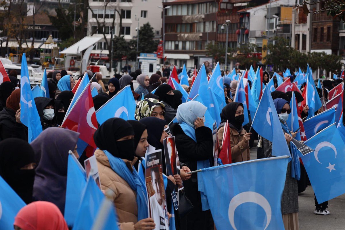 DTSVGD's tweet photo. Ürümçide 24 kasım gecesi zalim çin tarafından evlerine kapatılan 30dan fazla Uygur türkü yanarak şehit düştü, bizde bu nedenle İstanbul çin konsolosluğu önünde basın açıklaması ve protesto gerçekleştirdik.
Elbet bunun kısası alınacak.
#ürümçiyanıyor
#uygur https://t.co/gzDIuLOqXj