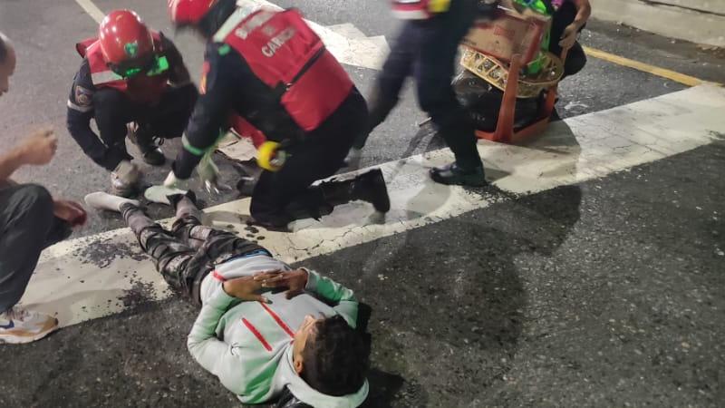 CPabloPalacios's tweet photo. Bomberos de Caracas y su Componente Motorizado #GRUMAE atendieron Colisión de Vehículo en la Parroquia Santa Rosalía, los ciudadanos heridos fueron trasladados al Hospital Miguel Pérez Carreño.
#PazDialogoYUnion https://t.co/ENhMRu8gUr