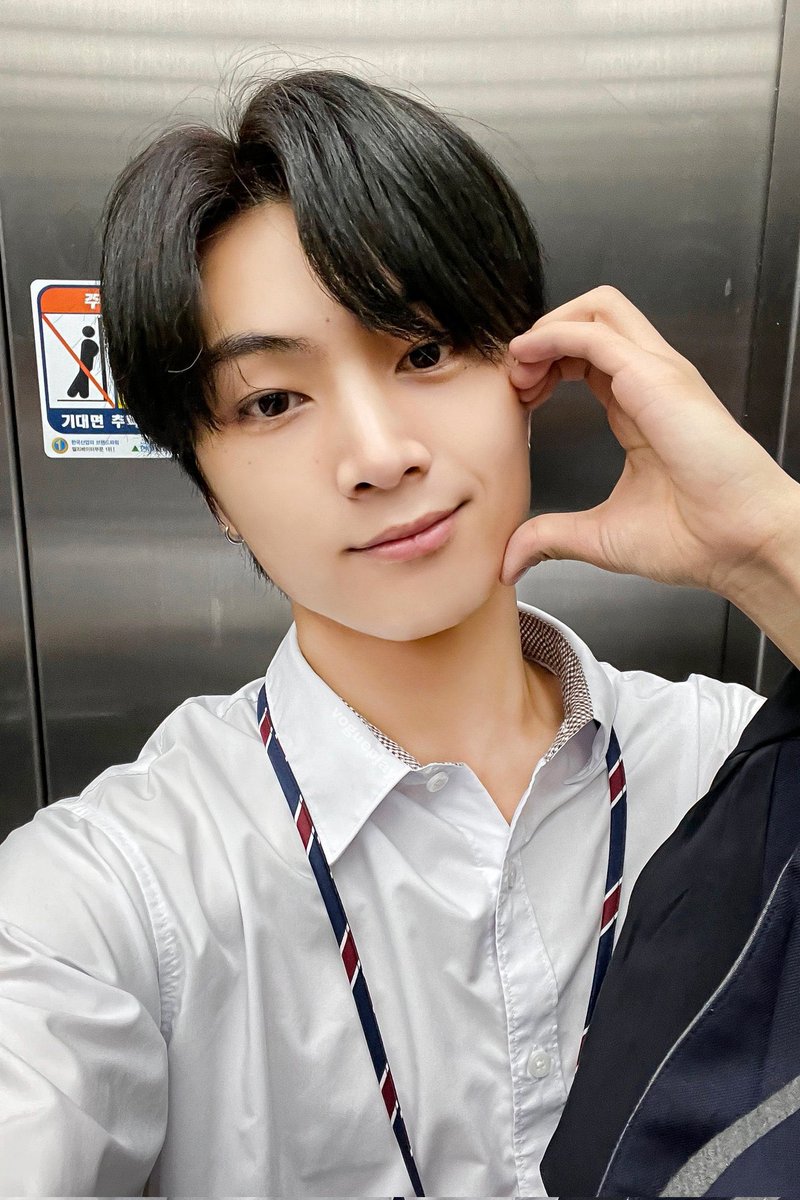 foreverjayzed's tweet photo. #EveryJAYMessage

hello, jjong! you won another award today, congratulations im so proud of enhypen!! your performance today was insane and the heejay part was so incredible. i'm so excited to see your next performances <3 

i'm also gonna see you in 6 days, im so excited 😭🤍 https://t.co/9TM7KhMXlh