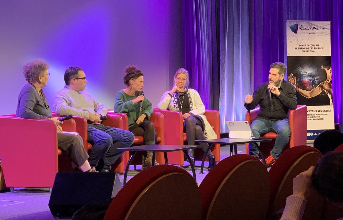Anticipation_FR's tweet photo. Jeanne L’Hévéder en conférence à la Cité des sciences après la projection de Minority Report ! C’est la saison 2 de @MondesAnticipes https://t.co/doT3EWVfK9