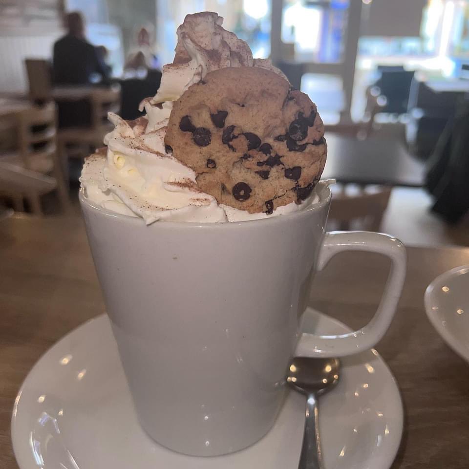 AlbaMilngavie's tweet photo. 𝘾𝙃𝙍𝙄𝙎𝙏𝙈𝘼𝙎 𝘿𝙍𝙄𝙉𝙆𝙎 𝙉𝙊𝙒 𝘼𝙑𝘼𝙄𝙇𝘼𝘽𝙇𝙀

🍪 Choc Cookie Hot Chocolate
☕️ Gingerbread Latte

Limited time over Christmas,
now available 🎄🎅🏼

#Christmas2022 #CafeAlba #ChristmasDrinks #FestiveSeason #Festive #Coffee #HotChocolate  #Milngavie #MilngavieLovesLocal https://t.co/POXlggeWl9
