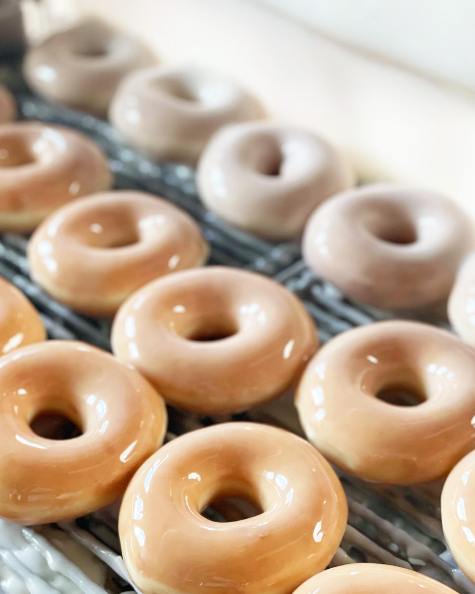 krispykreme's tweet photo. 3 Words: #HotLight Hours! 7 - 9 AM &amp; 5 - 7 PM every day 🔥 🍩 #KrispyKreme https://t.co/0pnsj8T5WU
