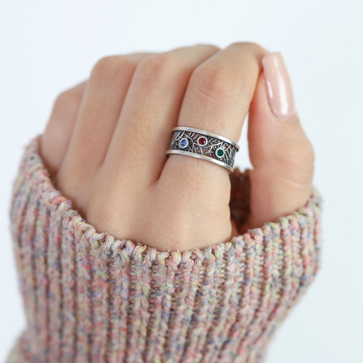 Stay cozy knowing your loved ones are always with you on this ring ❤️
.
.
.
#talisa #talisaconnect #talisajewelry #talisaring #birthstonering #birthstonejewelry #customring #customjewelry #birthstones #giving #love #familylove #family