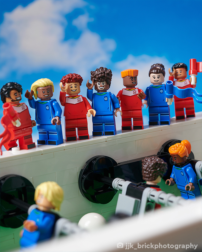 LEGO_Group's tweet photo. Football fans unite 🙌 Here’s a closer look at the dream team, 22 minifigures and 44 unique heads and wigs for customizable fun 😉
 
📸: @jennjaske and @Ballou34 from @stuckinplastic 
 
#LEGO #forthejoyofplay #AFOL #ToyPhotography https://t.co/KjAwRoZFfj