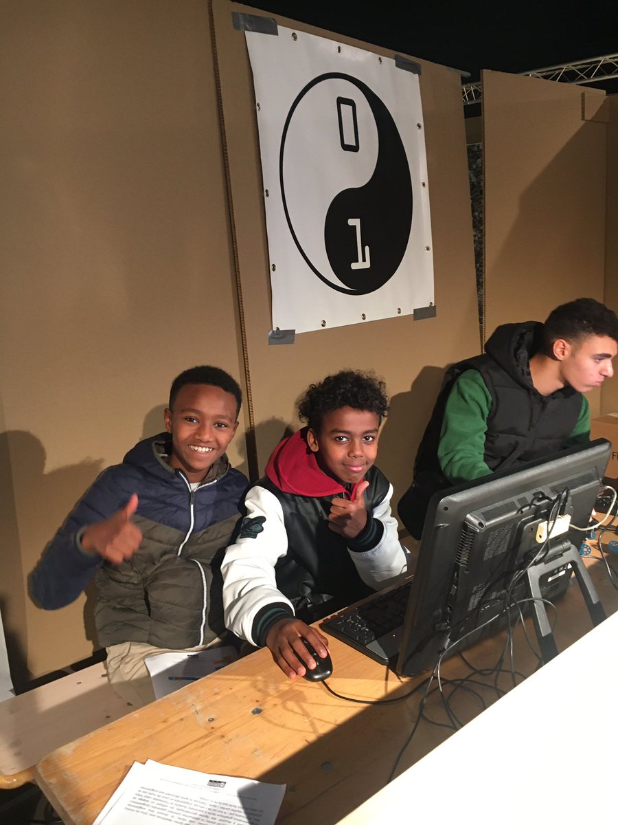 CodeClubLux's tweet image. The #ResearchersDays are in full swing! Join us in #Belval to code robot art!
On s’amuse bien aux Researchers’ Days :)
Venez faire dessiner nos robots au stand 14!