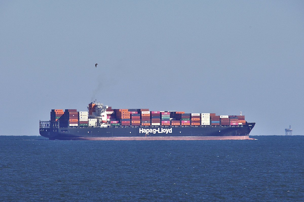 The Hapag-Lloyd / TOLTEN, IMO:9612870 en route to Southampton, United Kingdom, sailing under the flag of Liberia 🇱🇷. #HapagLloyd #ShipsInPics #ContainerShip #Tolten #ChesapeakeLightTower