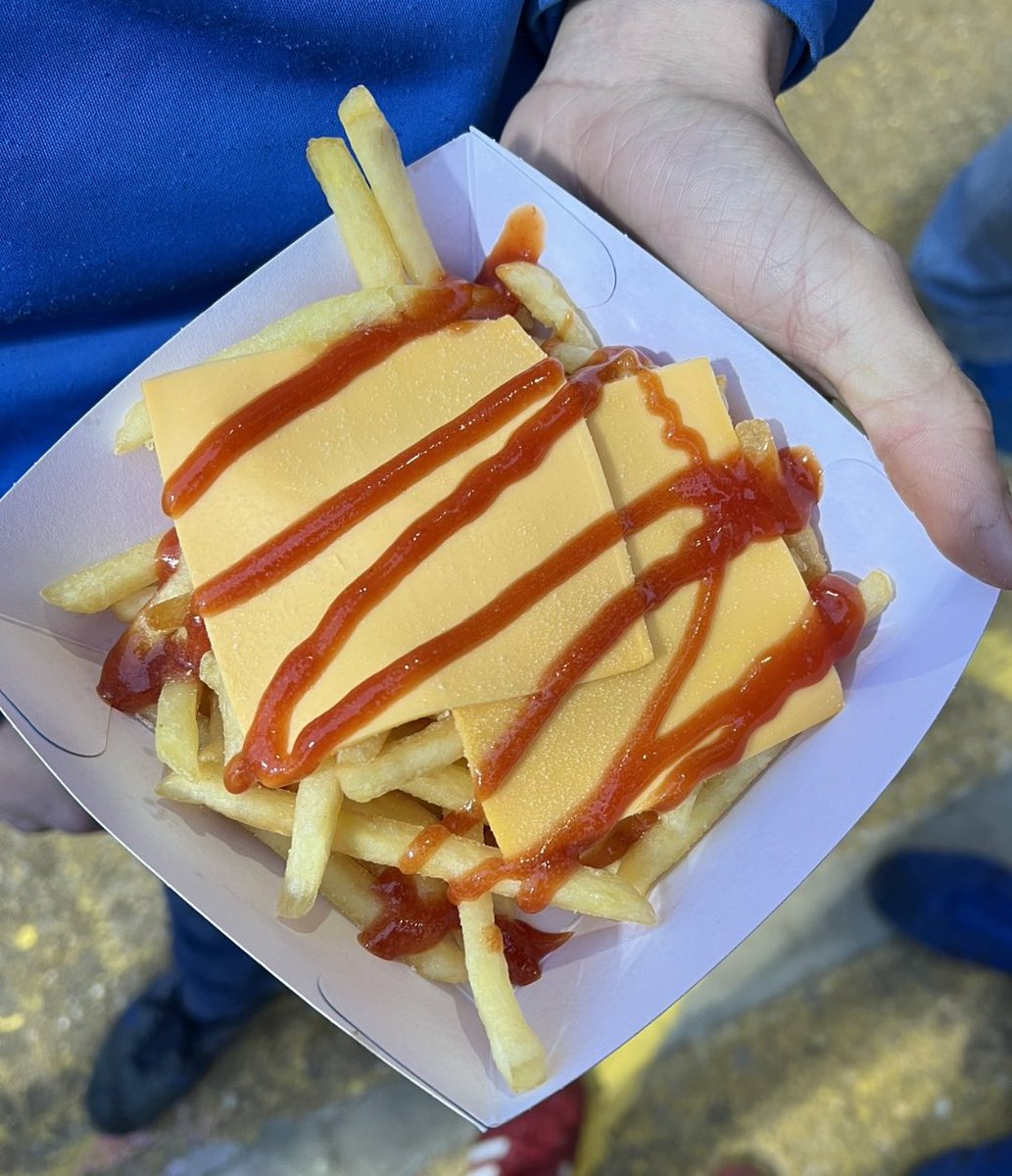 FootyScran's tweet photo. Cheesy chips at Cambridge United (@CambridgeUtdFC) 

💷 £3.50 https://t.co/C3Pt2mNqp9