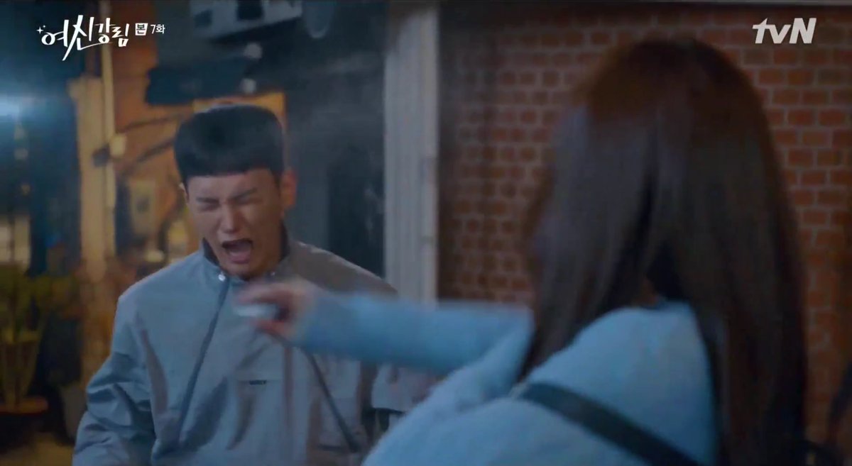 handemiyybee's tweet photo. I’m watching ‘true beauty’ and this scene reminded me of this EdSer scene, why is it always so funny watching someone get pepper sprayed? 🤣🤣 https://t.co/xbSYCvTNSh