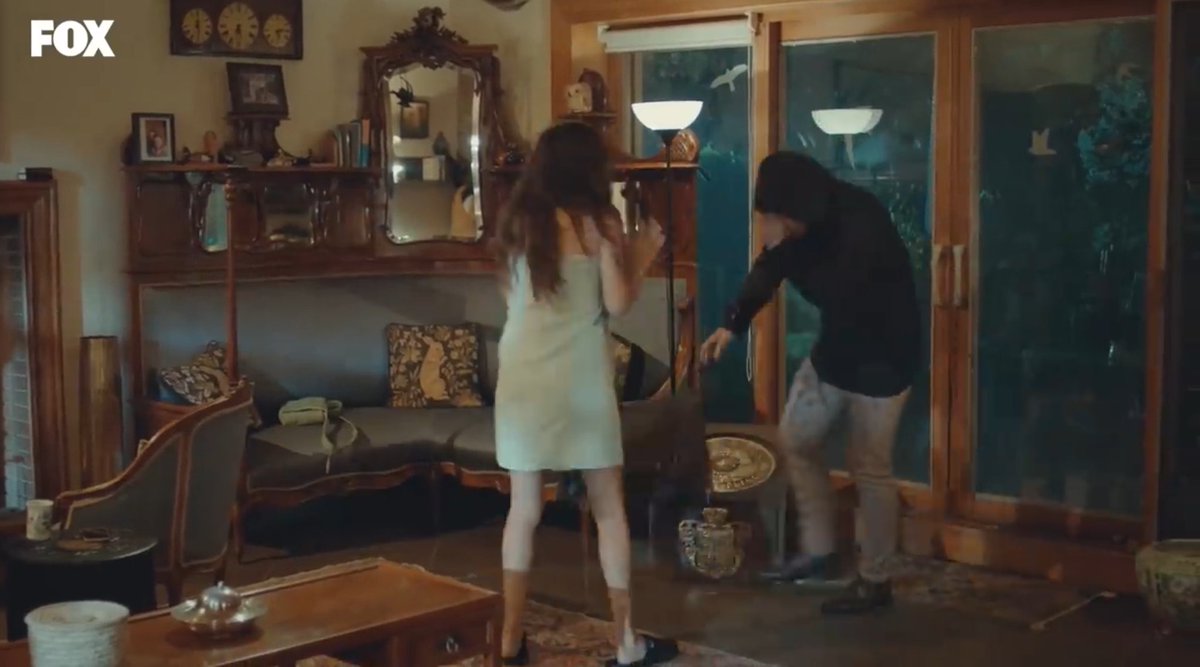handemiyybee's tweet photo. I’m watching ‘true beauty’ and this scene reminded me of this EdSer scene, why is it always so funny watching someone get pepper sprayed? 🤣🤣 https://t.co/xbSYCvTNSh