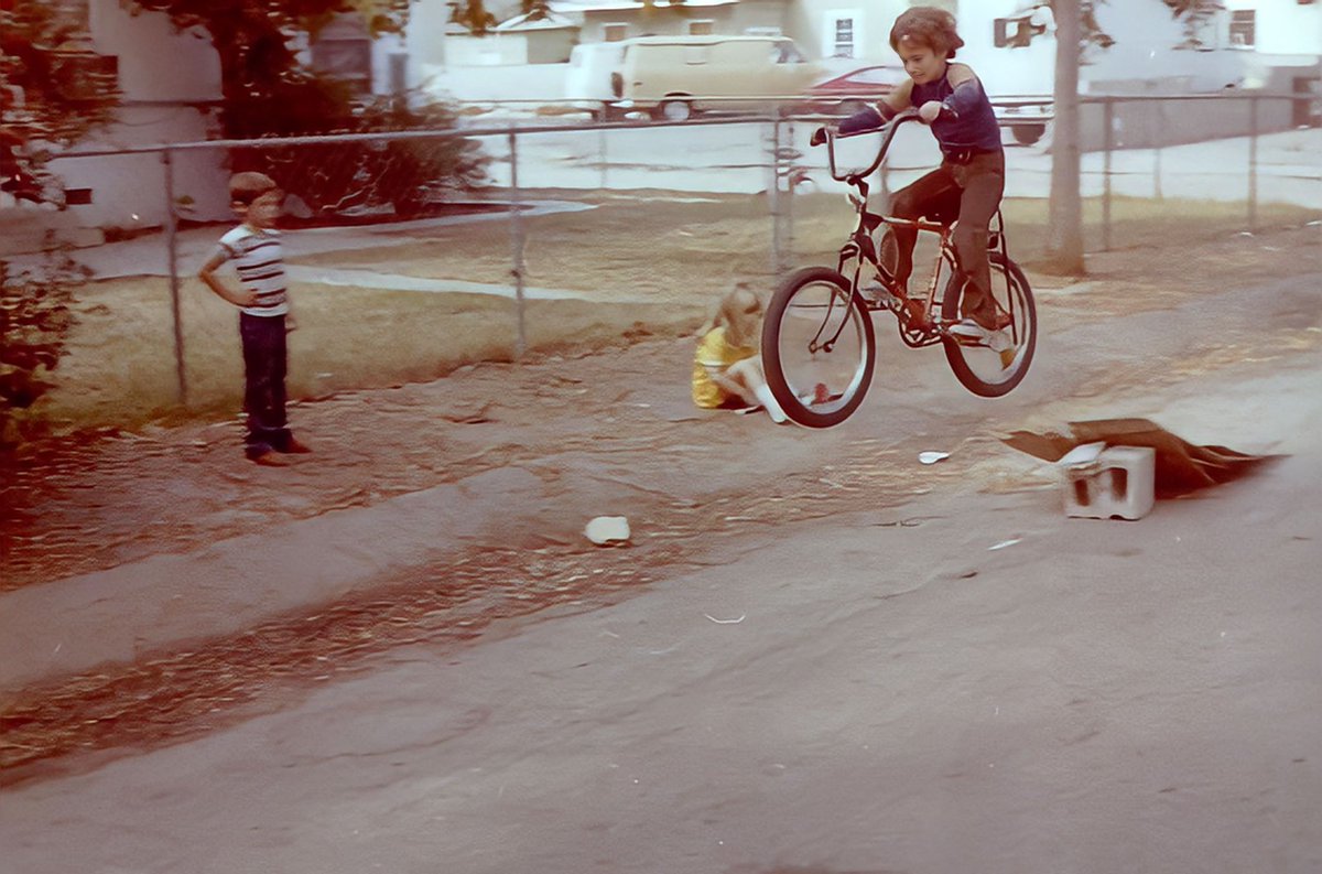 LloydLegalist's tweet photo. Unashamed to admit that in the 70’s I both watched and participated in this ritual. Anybody else out there risk life and limb to impress not only your buddies, but more importantly, that really cute girl down the street? #70s #Bikes https://t.co/x2k9MIqw0v