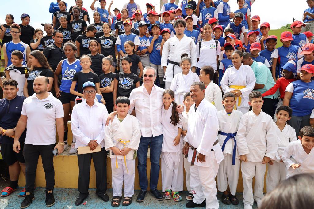 scarletbenzan's tweet photo. Cuanta felicidad en esta comunidad y en los rostros de estos jóvenes lo percibimos. Inauguración del Pley Mambuiche, en Gurabo y la Emboscada, Fomper, Coord. José Florentino.#EstoEsCambio @maprerd @PresidenciaRD https://t.co/90v1TQtIiw