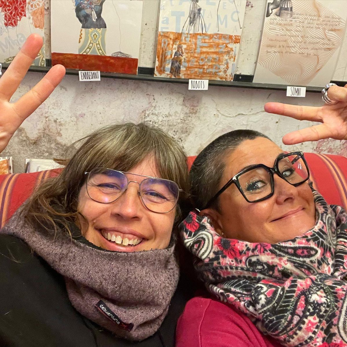 AulaDeMaridaje's tweet photo. Si esteu al #Priorat, apropeu-vos a l’estudi de la @Nataliadefalset i gaudiu de les seves creacions, ben segur us portareu a casa un trosset de la seva imaginació.

Com diu la cançó “flying to the moon” 🚀 … my friend 😘! https://t.co/c8DyDFILA9