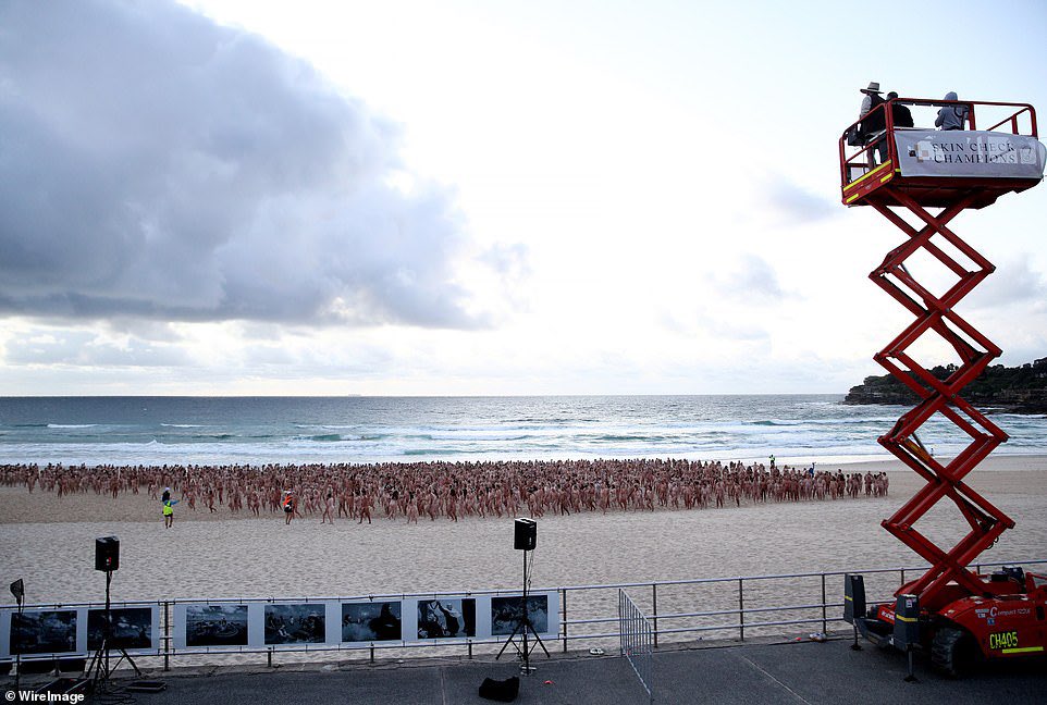 TheNorskaPaul's tweet photo. Thousands of #Australians strip off at #BondiBeach Sydney for famous photographer #SpencerTunick photo shoot Saturday.

It was for the #NationalSkinCancerActionWeek &amp; last time he did a Sydney shoot was 2010 for the Mardi Gras thingy. https://t.co/i4DatCfRv4