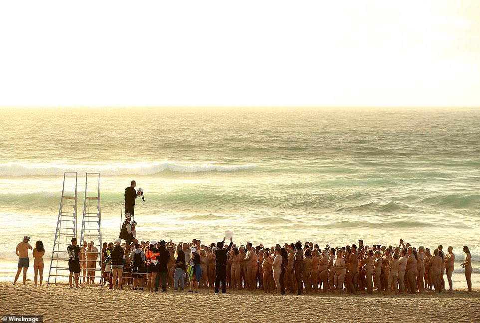 TheNorskaPaul's tweet photo. Thousands of #Australians strip off at #BondiBeach Sydney for famous photographer #SpencerTunick photo shoot Saturday.

It was for the #NationalSkinCancerActionWeek &amp; last time he did a Sydney shoot was 2010 for the Mardi Gras thingy. https://t.co/i4DatCfRv4