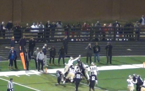 LMHSCoachWolfe's tweet photo. Incredible ending, some screenshots from the play before the game winning fumble recovery Def TD by @K_Mattingly2 https://t.co/eH758yQZl1