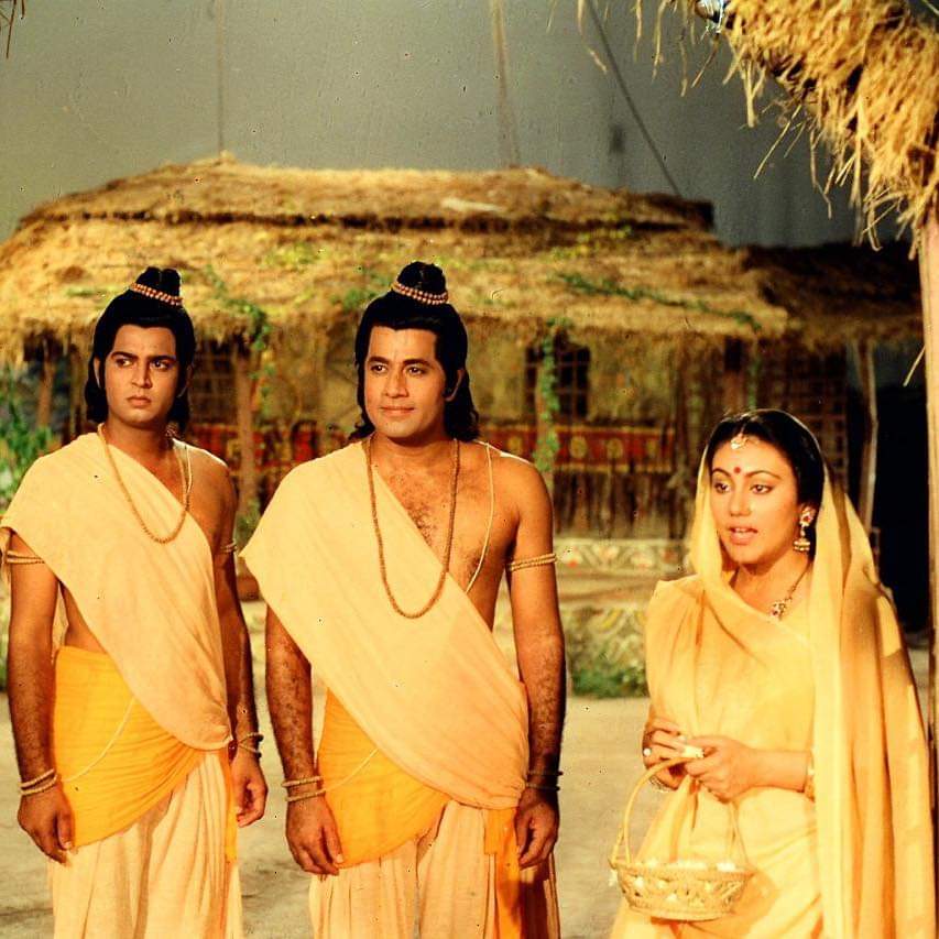 Pushpenddrraa's tweet photo. रामायण सीरियल के शूटिंग के समय की एक अद्भुत घटना

उस समय समुद्र के किनारे पर रामायण सीरियल की शूटिंग चल रही थी.

समुद्र के पास में ही एक छोटा सा गाँव था,
उस गाँव के लोग कभी कभी रामायण की शूटिंग देखने आ जाते थे 

एक दिन अचानक शूटिंग के दौरान उन्हें बहुत ज्यादा शोर सुनाई दिया.
(1/6 https://t.co/FGz4jXpCqG