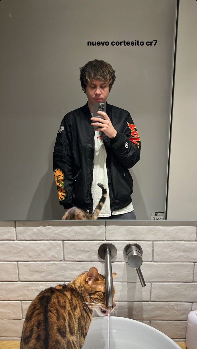 himawari__nana's tweet photo. Ojooo, Rubius se cortó el pelo y no puedo creer que le haya quedado genial!
Ragnar tomando awita me da vida. https://t.co/aA2snoV8N4