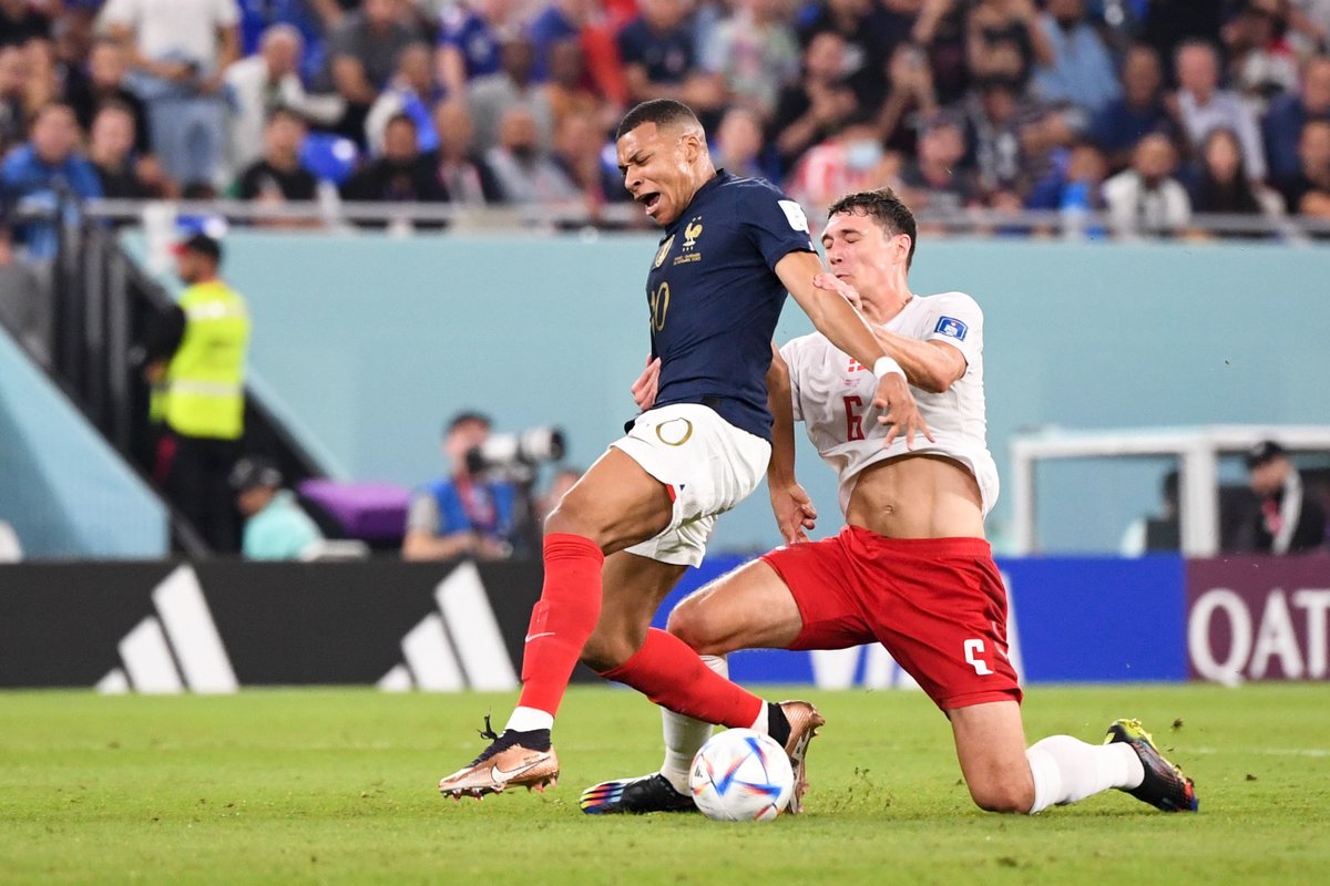 RMCsport's tweet photo. 🤦‍♂️ Christensen marque alors qu'il ne devrait même pas être sur le terrain... https://t.co/MdlQfOXE1e