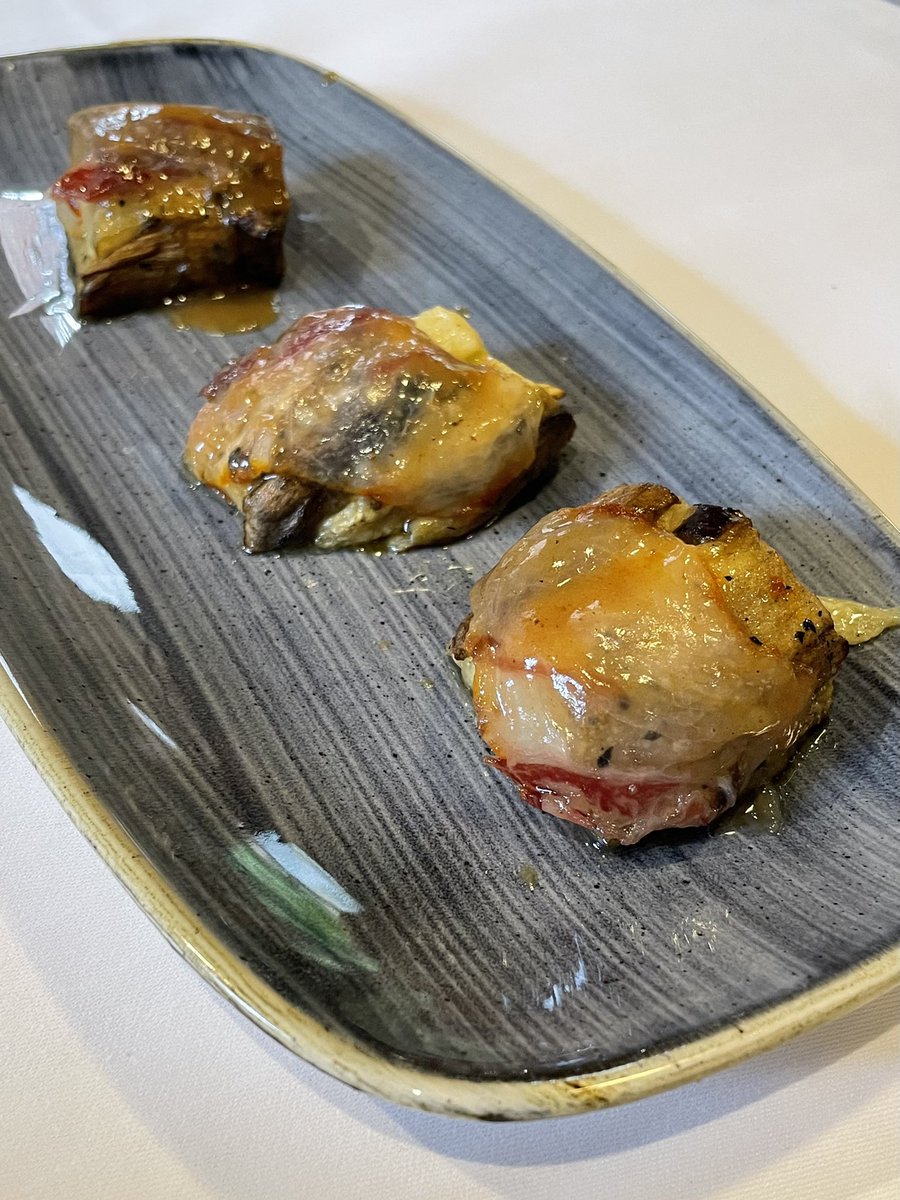 victorba92's tweet photo. Muy feliz de haber conocido #ElCeller. 

Espacio cómodo y complaciente cuya cocina es honesta, sin florituras y que pone el foco en el producto; buen pan, ricos entrantes, principales muy conseguidos y dignos postres.

Muchas gracias a Lluís y Riki por su tiempo y hospitalidad. https://t.co/wt0zraxpTk