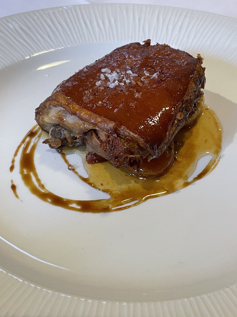 victorba92's tweet photo. Muy feliz de haber conocido #ElCeller. 

Espacio cómodo y complaciente cuya cocina es honesta, sin florituras y que pone el foco en el producto; buen pan, ricos entrantes, principales muy conseguidos y dignos postres.

Muchas gracias a Lluís y Riki por su tiempo y hospitalidad. https://t.co/wt0zraxpTk