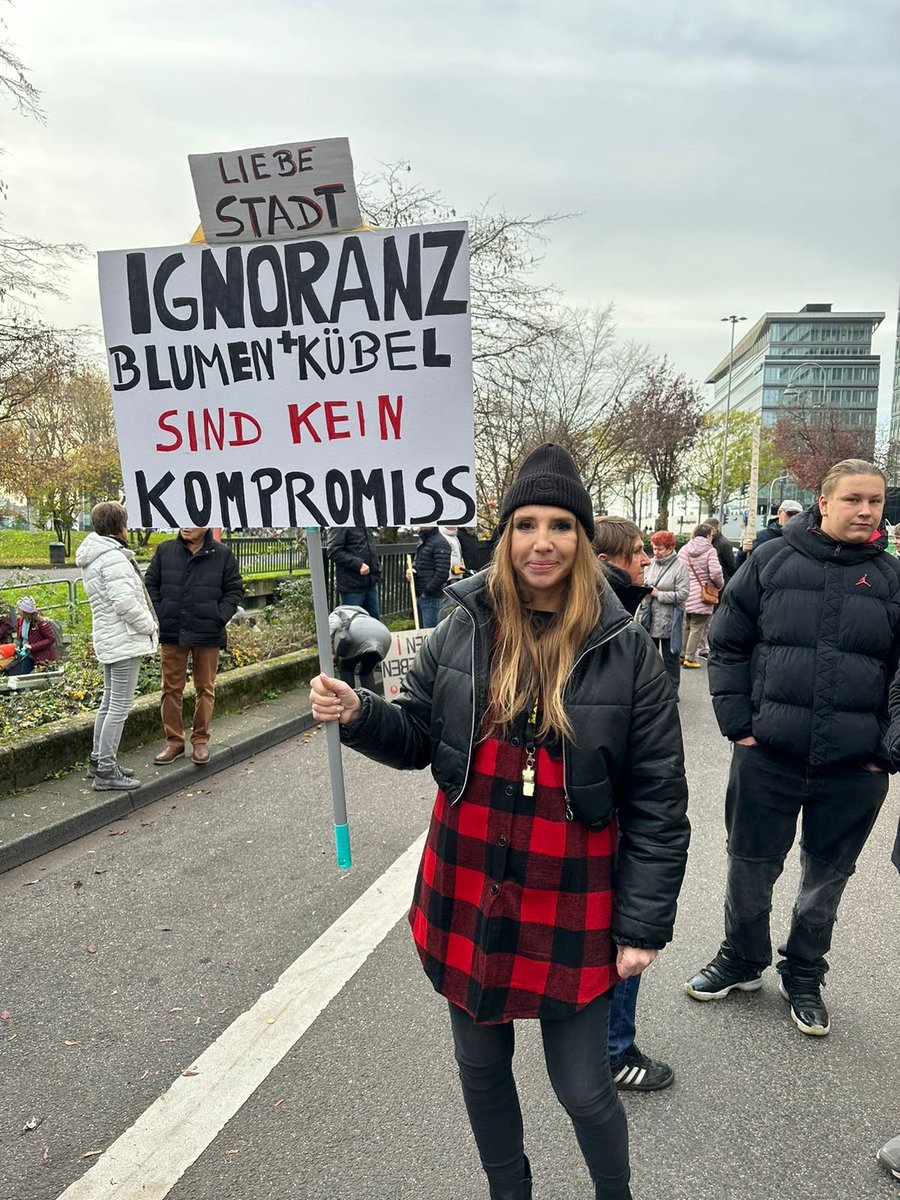 CDU Köln Stadtbezirk Innenstadt/Deutz (@cdukoeln1) on Twitter photo Danke an .<a href="/SerapGueler/">Serap Güler</a> MdB #CDU für die Teilnahme an der Demo in #Köln #Deutz "Freiheit für die Deutzer Freiheit". Die Einzelhändler haben massive Umsatzeinbrüche von 20 bis 30% - Autos weg, #Einzelhandel weg, Lebensqualität weg! VERKEHRSVERSUCH FUSSGÄNGERZONE SOFORT STOPPEN! Danke an .<a href="/SerapGueler/">Serap Güler</a> MdB #CDU für die Teilnahme an der Demo in #Köln #Deutz "Freiheit für die Deutzer Freiheit". Die Einzelhändler haben massive Umsatzeinbrüche von 20 bis 30% - Autos weg, #Einzelhandel weg, Lebensqualität weg! VERKEHRSVERSUCH FUSSGÄNGERZONE SOFORT STOPPEN!