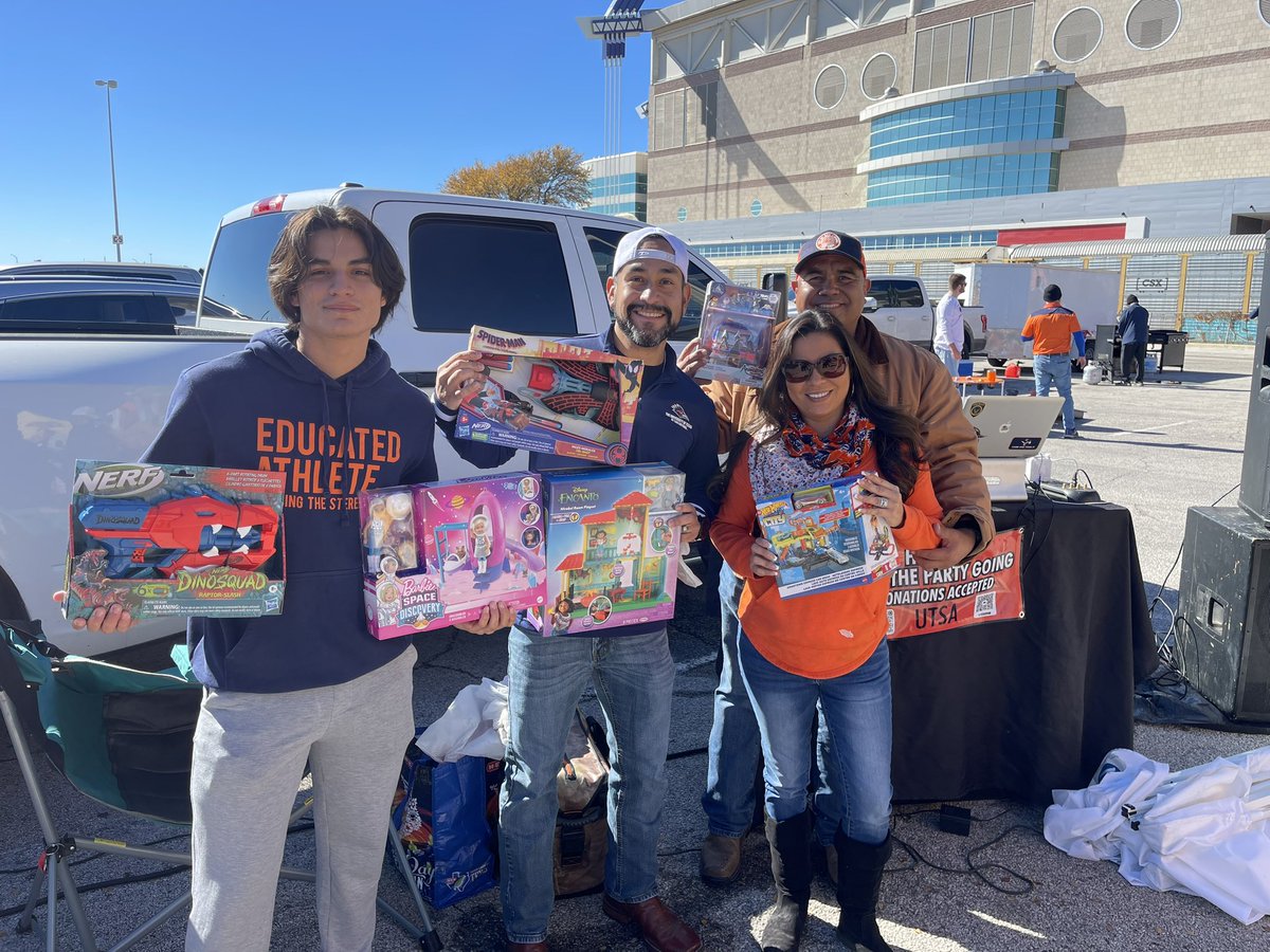 UTSABirdGang's tweet photo. Shoutout to @artclarke_ for bringing toys for the kids! https://t.co/Xt6wLMxRqM