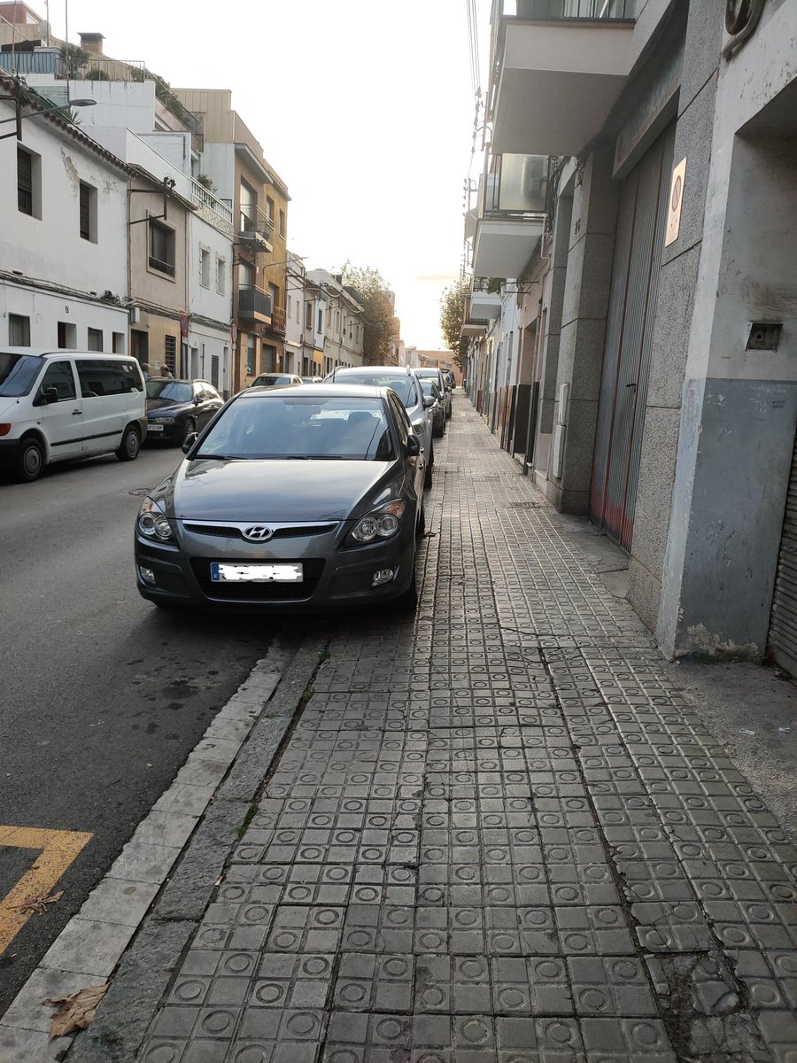 CerveraJaume's tweet photo. Algú em pot explicar perquè hi ha cartes del barri de Cerdanyola de Mataró (Vitòria, Jaume I) on es pot aparcar sense problema sobre la vorera? Al centre segur que et multen. I a sobre tenim Zona Blava. Ells no.@matarocat @PoliciaMataro https://t.co/Iu93Ss3r1H